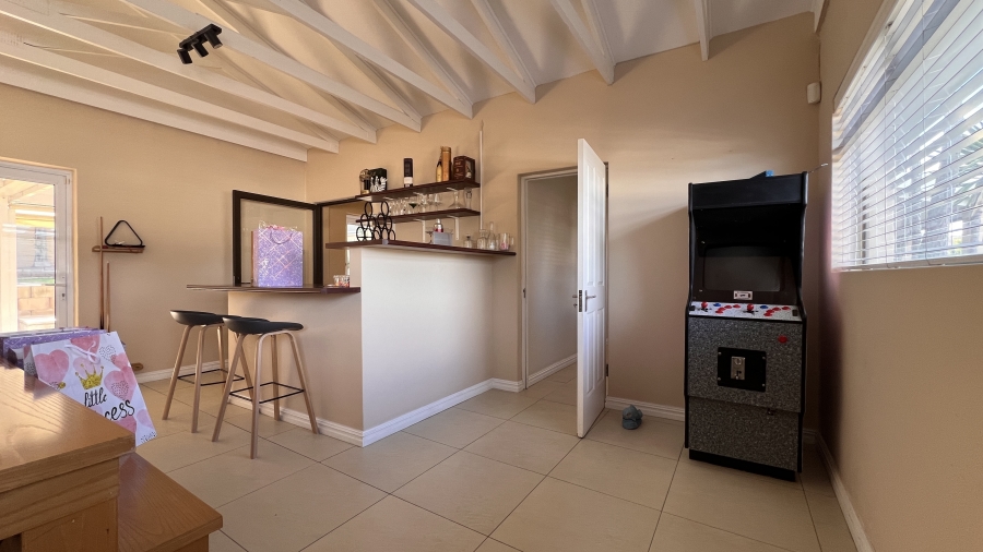 4 Bedroom Property for Sale in Flamingo Vlei Western Cape